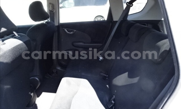 Acheter Occasion Voiture Honda Fit Blanc à Beitbridge, Matabeleland South Acheter Occasion Voiture Honda Fit Blanc à Beitbridge, Matabeleland South