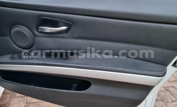 Acheter Occasion Voiture BMW 3–Series Blanc à Beitbridge, Matabeleland South Acheter Occasion Voiture BMW 3–Series Blanc à Beitbridge, Matabeleland South