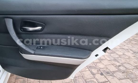 Acheter Occasion Voiture BMW 3–Series Blanc à Beitbridge, Matabeleland South Acheter Occasion Voiture BMW 3–Series Blanc à Beitbridge, Matabeleland South