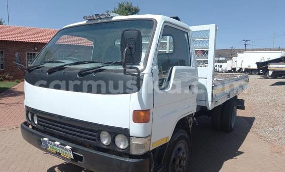 Nunua Ilio tumika Nissan UD Nyeupe Lori ndani ya Beitbridge nchini Matabeleland Kusini