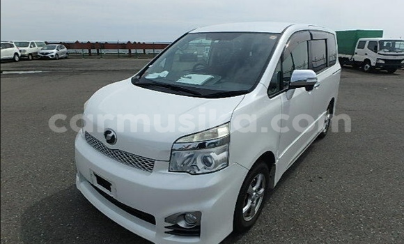 Buy Used Toyota Voxy White Car in Beitbridge in Matabeleland South