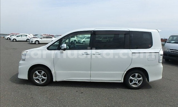 Acheter Occasion Voiture Toyota Voxy Blanc à Beitbridge, Matabeleland South Acheter Occasion Voiture Toyota Voxy Blanc à Beitbridge, Matabeleland South