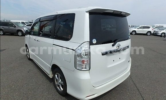 Acheter Occasion Voiture Toyota Voxy Blanc à Beitbridge, Matabeleland South Acheter Occasion Voiture Toyota Voxy Blanc à Beitbridge, Matabeleland South