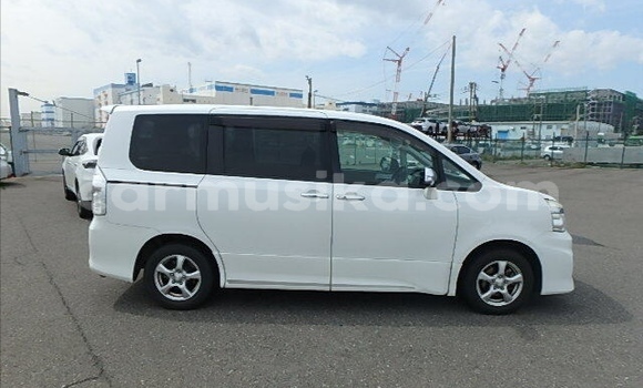 Acheter Occasion Voiture Toyota Voxy Blanc à Beitbridge, Matabeleland South Acheter Occasion Voiture Toyota Voxy Blanc à Beitbridge, Matabeleland South