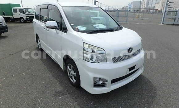 Acheter Occasion Voiture Toyota Voxy Blanc à Beitbridge, Matabeleland South Acheter Occasion Voiture Toyota Voxy Blanc à Beitbridge, Matabeleland South