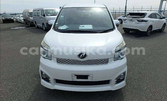 Acheter Occasion Voiture Toyota Voxy Blanc à Beitbridge, Matabeleland South Acheter Occasion Voiture Toyota Voxy Blanc à Beitbridge, Matabeleland South