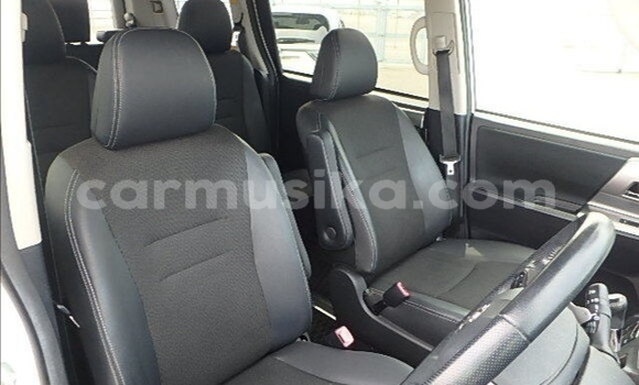 Acheter Occasion Voiture Toyota Voxy Blanc à Beitbridge, Matabeleland South Acheter Occasion Voiture Toyota Voxy Blanc à Beitbridge, Matabeleland South