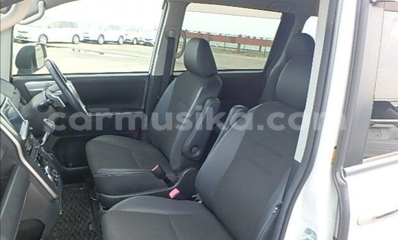 Acheter Occasion Voiture Toyota Voxy Blanc à Beitbridge, Matabeleland South Acheter Occasion Voiture Toyota Voxy Blanc à Beitbridge, Matabeleland South