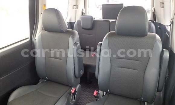 Acheter Occasion Voiture Toyota Voxy Blanc à Beitbridge, Matabeleland South Acheter Occasion Voiture Toyota Voxy Blanc à Beitbridge, Matabeleland South