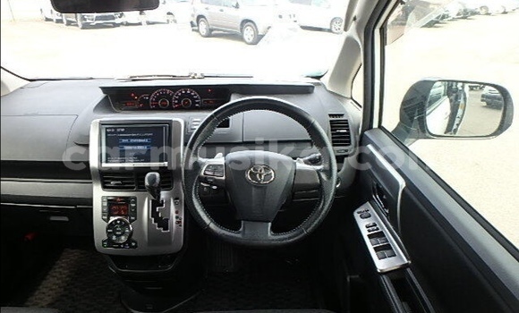 Acheter Occasion Voiture Toyota Voxy Blanc à Beitbridge, Matabeleland South Acheter Occasion Voiture Toyota Voxy Blanc à Beitbridge, Matabeleland South