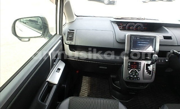 Acheter Occasion Voiture Toyota Voxy Blanc à Beitbridge, Matabeleland South Acheter Occasion Voiture Toyota Voxy Blanc à Beitbridge, Matabeleland South