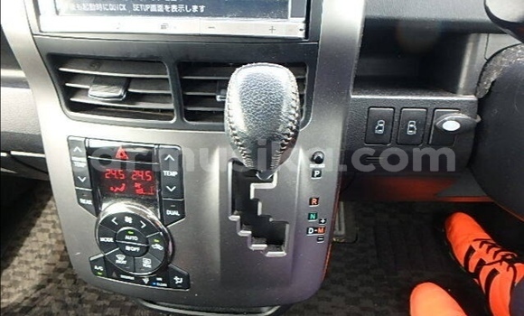 Acheter Occasion Voiture Toyota Voxy Blanc à Beitbridge, Matabeleland South Acheter Occasion Voiture Toyota Voxy Blanc à Beitbridge, Matabeleland South