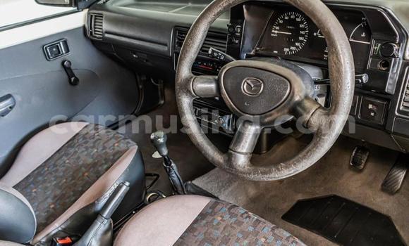Acheter Occasion Voiture Mazda 323 Blanc à Beitbridge, Matabeleland South Acheter Occasion Voiture Mazda 323 Blanc à Beitbridge, Matabeleland South