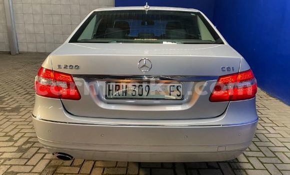 Tenga Tsaru Mercedes‒Benz E-klasse Sirivha Mota in Beitbridge in Matabeleland South Tenga Tsaru Mercedes‒Benz E-klasse Sirivha Mota in Beitbridge in Matabeleland South