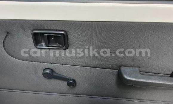 Nunua Ilio tumika Mazda 323 Nyeupe Gari ndani ya Beitbridge nchini Matabeleland Kusini Nunua Ilio tumika Mazda 323 Nyeupe Gari ndani ya Beitbridge nchini Matabeleland Kusini