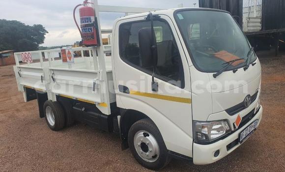 Nunua Ilio tumika Toyota Dyna Nyeupe Lori ndani ya Beitbridge nchini Matabeleland Kusini Nunua Ilio tumika Toyota Dyna Nyeupe Lori ndani ya Beitbridge nchini Matabeleland Kusini