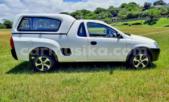 Tenga Tsaru Opel Corsa Chena Mota in Beitbridge in Matabeleland South