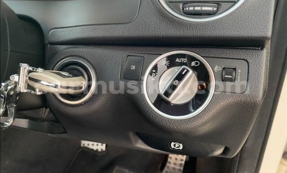 Buy Used Mercedes‒Benz C–Class White Car in Beitbridge in Matabeleland South Buy Used Mercedes‒Benz C–Class White Car in Beitbridge in Matabeleland South