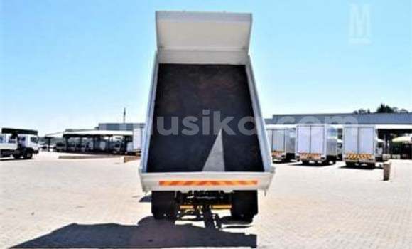 Acheter Occasion Voiture Isuzu Bellett Blanc à Beitbridge, Matabeleland South Acheter Occasion Voiture Isuzu Bellett Blanc à Beitbridge, Matabeleland South