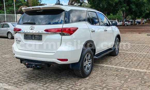 Nunua Imported Toyota Fortuner Nyeupe Gari ndani ya Harare nchini Harare