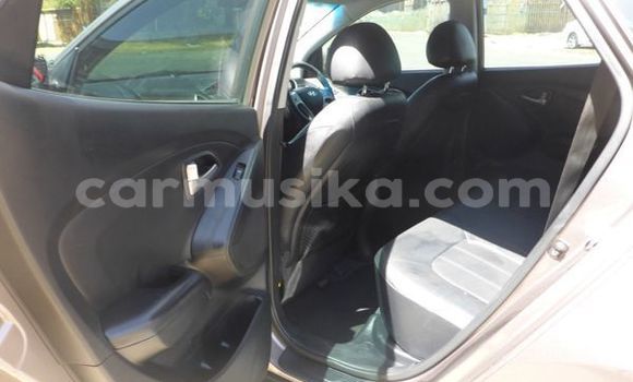 Acheter Occasion Voiture Hyundai ix35 Marron à Beitbridge, Matabeleland South Acheter Occasion Voiture Hyundai ix35 Marron à Beitbridge, Matabeleland South