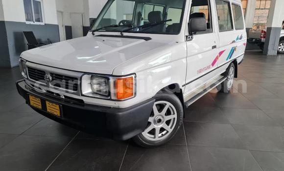 Nunua Ilio tumika Toyota Ventury Nyeupe Gari ndani ya Beitbridge nchini Matabeleland Kusini