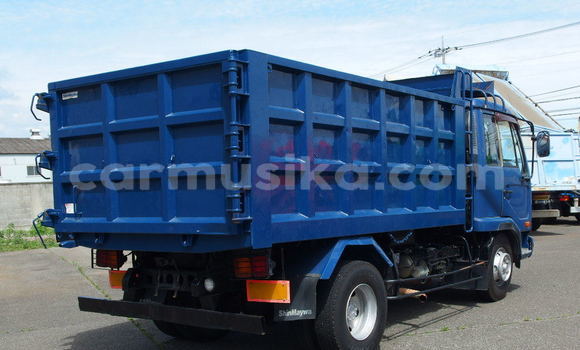 Buy Used Mercedes‒Benz Truck Blue Truck in Beitbridge in Matabeleland South Buy Used Mercedes‒Benz Truck Blue Truck in Beitbridge in Matabeleland South