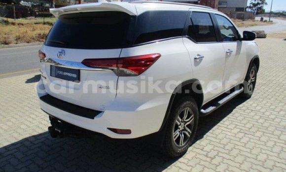 Acheter Occasion Voiture Toyota Fortuner Blanc à Beitbridge, Matabeleland South Acheter Occasion Voiture Toyota Fortuner Blanc à Beitbridge, Matabeleland South