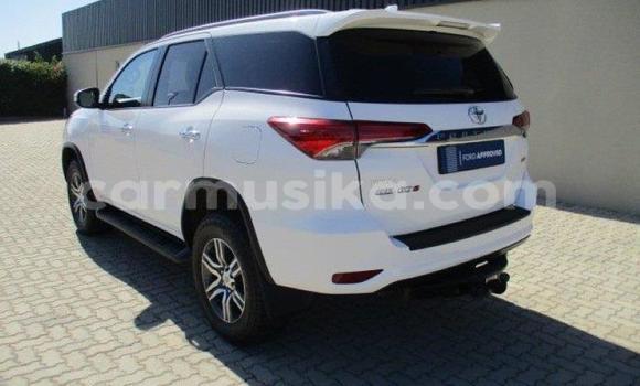 Acheter Occasion Voiture Toyota Fortuner Blanc à Beitbridge, Matabeleland South Acheter Occasion Voiture Toyota Fortuner Blanc à Beitbridge, Matabeleland South