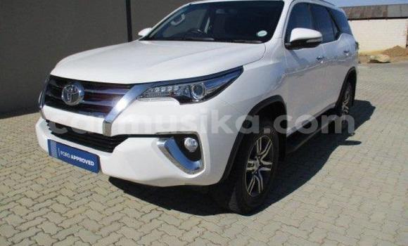 Acheter Occasion Voiture Toyota Fortuner Blanc à Beitbridge, Matabeleland South Acheter Occasion Voiture Toyota Fortuner Blanc à Beitbridge, Matabeleland South