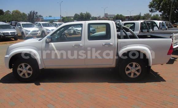 Nunua Mpya Isuzu Trooper Nyeupe Gari ndani ya Alexandra Park nchini Harare