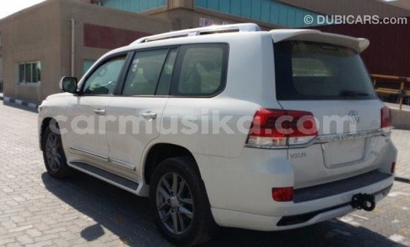 Acheter Import Voiture Toyota Land Cruiser Blanc à Import - Dubai, Harare Acheter Import Voiture Toyota Land Cruiser Blanc à Import - Dubai, Harare