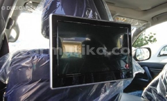 Acheter Import Voiture Toyota Land Cruiser Blanc à Import - Dubai, Harare Acheter Import Voiture Toyota Land Cruiser Blanc à Import - Dubai, Harare