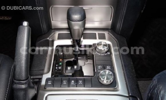 Acheter Import Voiture Toyota Land Cruiser Blanc à Import - Dubai, Harare Acheter Import Voiture Toyota Land Cruiser Blanc à Import - Dubai, Harare