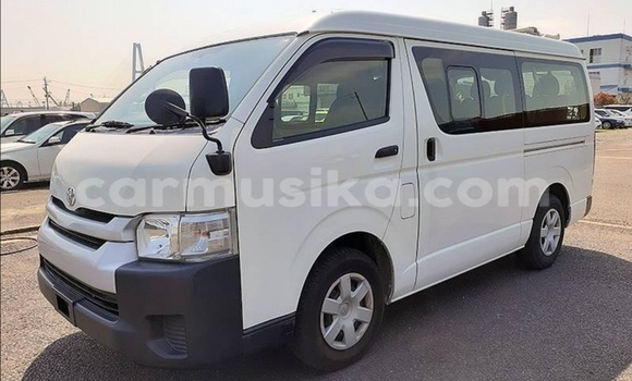 Buy Used Toyota Hiace White Car in Beitbridge in Matabeleland South
