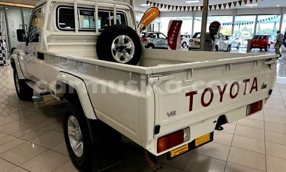 Buy Used Toyota Land Cruiser White Car in Beitbridge in Matabeleland South Buy Used Toyota Land Cruiser White Car in Beitbridge in Matabeleland South