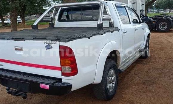 Tenga Tsaru Toyota Hilux Chena Mota in Harare in Harare Tenga Tsaru Toyota Hilux Chena Mota in Harare in Harare