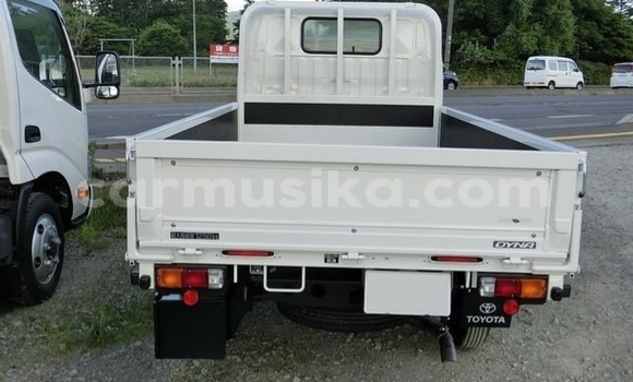 Nunua Ilio tumika Toyota Dyna Nyeupe Lori ndani ya Beitbridge nchini Matabeleland Kusini Nunua Ilio tumika Toyota Dyna Nyeupe Lori ndani ya Beitbridge nchini Matabeleland Kusini