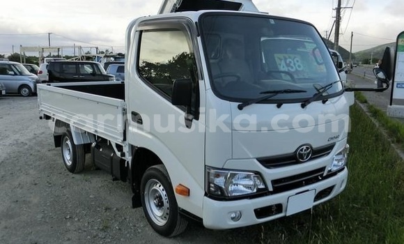 Nunua Ilio tumika Toyota Dyna Nyeupe Lori ndani ya Beitbridge nchini Matabeleland Kusini Nunua Ilio tumika Toyota Dyna Nyeupe Lori ndani ya Beitbridge nchini Matabeleland Kusini