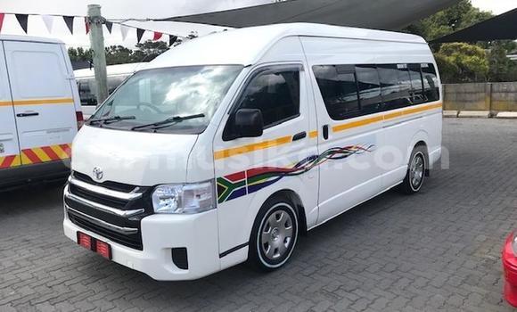 Buy Used Toyota Hiace White Car in Beitbridge in Matabeleland South Buy Used Toyota Hiace White Car in Beitbridge in Matabeleland South