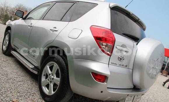 Nunua Ilio tumika Toyota RAV4 Fedha Gari ndani ya Kwekwe nchini Midlands Nunua Ilio tumika Toyota RAV4 Fedha Gari ndani ya Kwekwe nchini Midlands