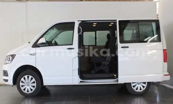 Acheter Occasion Voiture Volkswagen Multivan Blanc à Glen View, Harare Acheter Occasion Voiture Volkswagen Multivan Blanc à Glen View, Harare