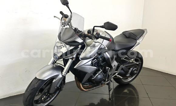 Acheter Occasion Moto Honda CB Gris à Beitbridge, Matabeleland South Acheter Occasion Moto Honda CB Gris à Beitbridge, Matabeleland South