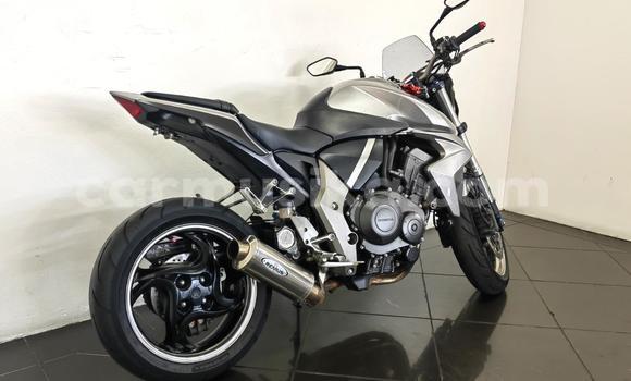 Acheter Occasion Moto Honda CB Gris à Beitbridge, Matabeleland South Acheter Occasion Moto Honda CB Gris à Beitbridge, Matabeleland South