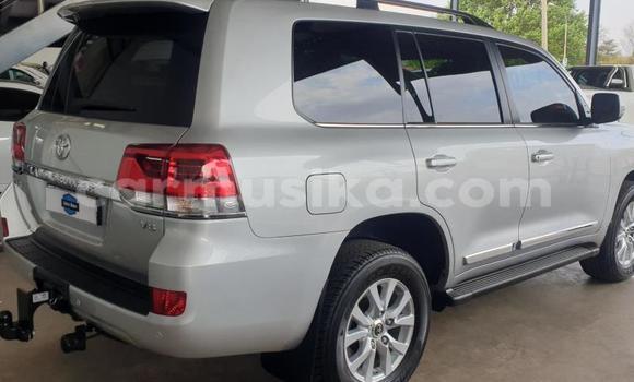 Nunua Ilio tumika Toyota Land Cruiser Prado Nyeupe Gari ndani ya Beitbridge nchini Matabeleland Kusini Nunua Ilio tumika Toyota Land Cruiser Prado Nyeupe Gari ndani ya Beitbridge nchini Matabeleland Kusini