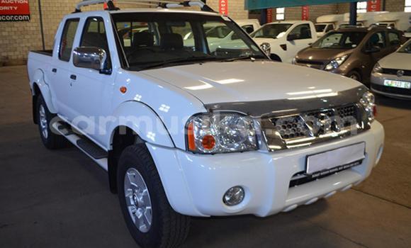 Buy Used Nissan NP 300 White Car in Beitbridge in Matabeleland South