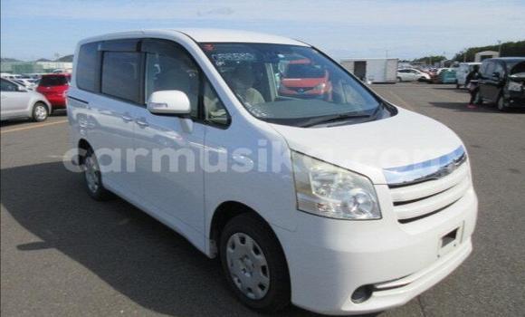 Buy Used Toyota Noah White Car in Beitbridge in Matabeleland South