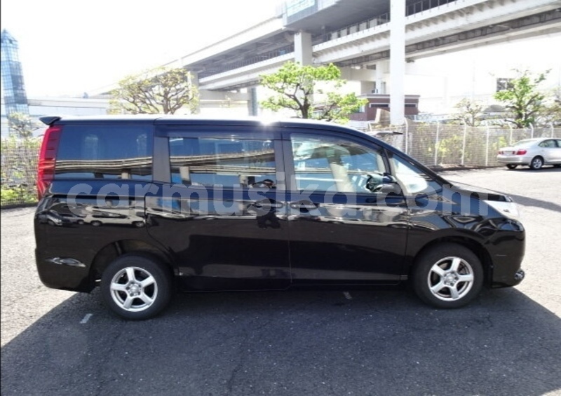 Big with watermark toyota noah matabeleland south beitbridge 29238