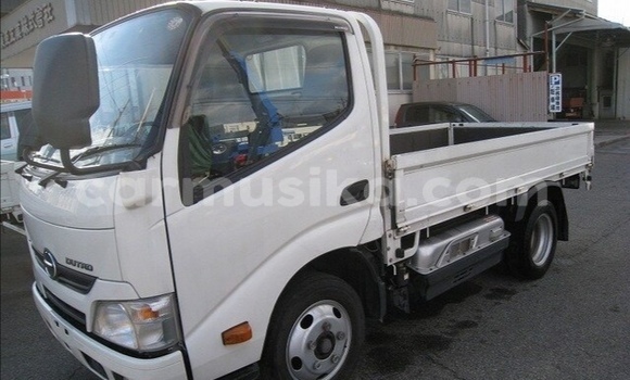 Acheter Occasion Voiture Hummer H2 Blanc à Beitbridge, Matabeleland South Acheter Occasion Voiture Hummer H2 Blanc à Beitbridge, Matabeleland South