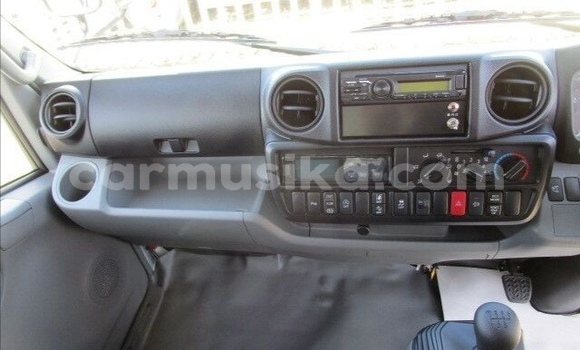 Acheter Occasion Voiture Hummer H2 Blanc à Beitbridge, Matabeleland South Acheter Occasion Voiture Hummer H2 Blanc à Beitbridge, Matabeleland South